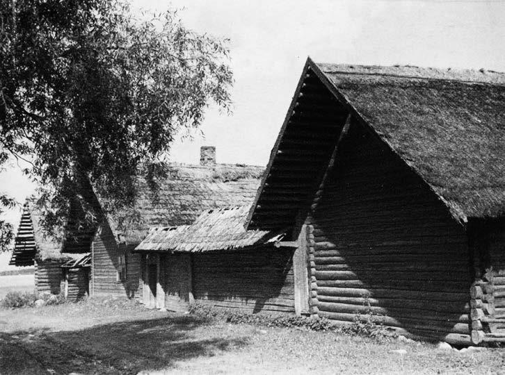 Setu küla kontrolljoone taga Lõkova Piiri talu kolmes reas paiknevate hoonetega taluõu. Elumaja ehitatud 1860ndatel aastatel. U. Rips. 1952. ERM Fk 1194:18.