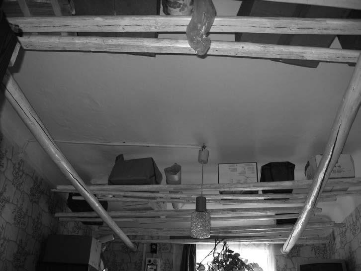 Asustuse kujunemine ja ehitustraditsioonide püsimine Peipsiääre vallas Paljudes majades on kõigisse tubadesse sibulakuivatuseks paigaldatud parred. Inventeerimine, 2008.