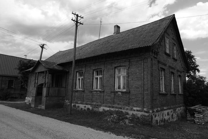 Asustuse kujunemine ja ehitustraditsioonide püsimine Peipsiääre vallas Esinduslikemalt mõjuvad 20. sajandi algul ehitatud punasest tellisest hooned (Lupilovi kinnistu). A. Tarto, 2009.