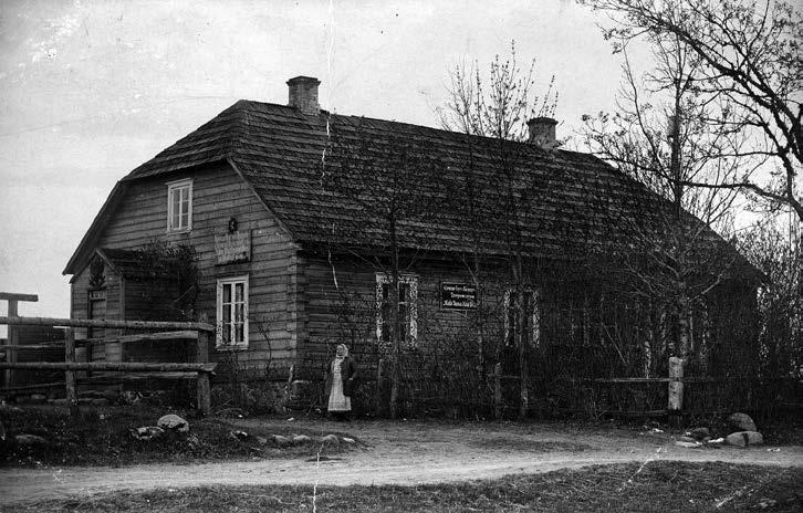 Ülevaade Eesti vallamajadest Aidu vallamaja Viljandimaal 1913. aastal. Foto Aivo Aia erakogu. neli (harvem kolm) akent.