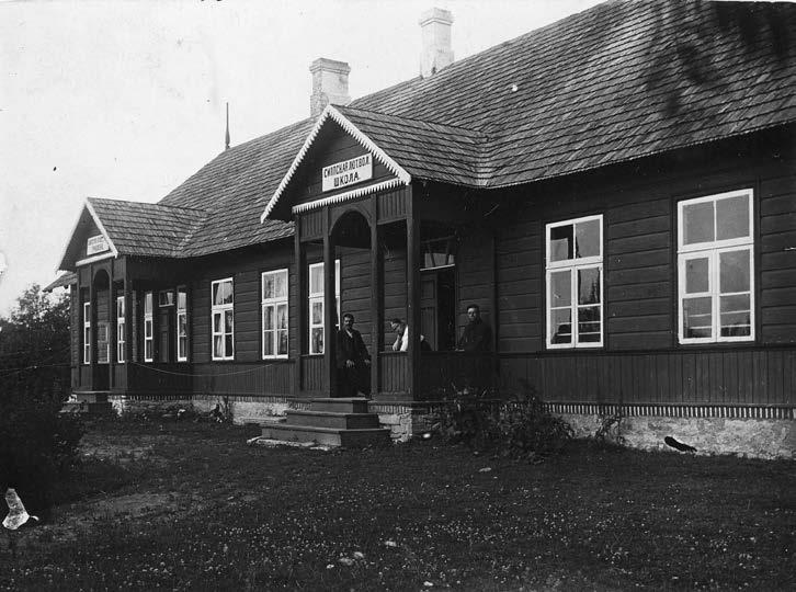 Ülevaade Eesti vallamajadest Sipa vallamaja 1913. aastal. Foto A. Reinik. Eesti Rahva Muuseum. et need oleksid eraldi hooned, ehitati mõnikord vallamaja siiski ühe katuse alla kooliga.