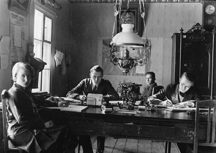 Ülevaade Eesti vallamajadest Leisi vallamaja kantselei 1933. aastal. Foto Eesti Rahva Muuseum. Vallamajade moderniseerimine 1930. aastatel 1920. aastate lõppu ning 1930.