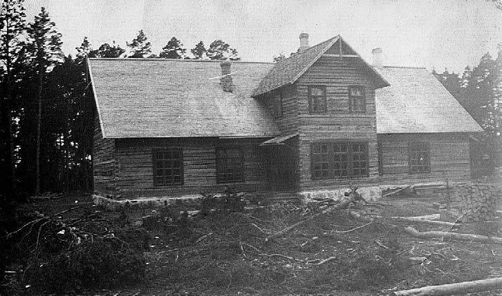 Esseistlik mõtiskelu puude ja ilutaimede tähtsusest ja tähendusest meie ümber Koolimäe küla koolimaja rajamine metsa 1920ndatel. L. Lodessoni erakogust. üksikuid leida.