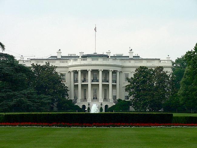 How any floors does the White House have?