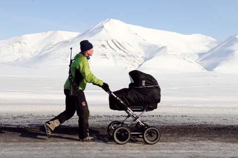 2011 2012 Meld. St. 7 (2011 2012) Report to the Storting (white paper) 35 Figure 3.2 The population is growing in Svalbard as well. Photo: Mari Tefre ing importance to them.