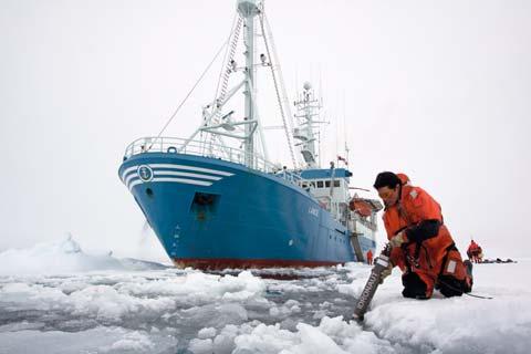 2011 2012 Meld. St. 7 (2011 2012) Report to the Storting (white paper) 39 Figure 3.4 Research cruise to Svalbard, 2010.