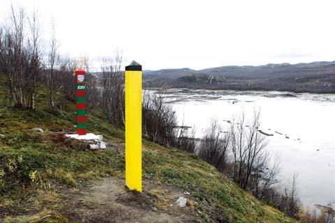 2011 2012 Meld. St. 7 (2011 2012) Report to the Storting (white paper) 63 Figure 5.2 Russian border post No. 220 and a Norwegian border post at the Elvenes border station.