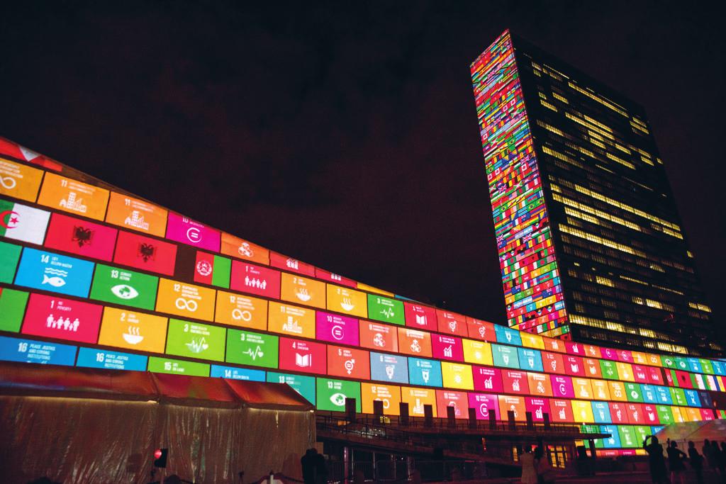 8 Meld. St. 24 (2016 2017) Report to the Storting (white paper), English summary Figure 2.1 The Sustainable Development Goals projected onto the UN headquarters in New York.