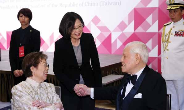 28 b STRATEGIC VISION photo: ROC Presidential Office ROC President Tsai Ing-wen shakes hands with former President Lee Teng-hui in 2016. Both leaders have initiated trade policies that look South.