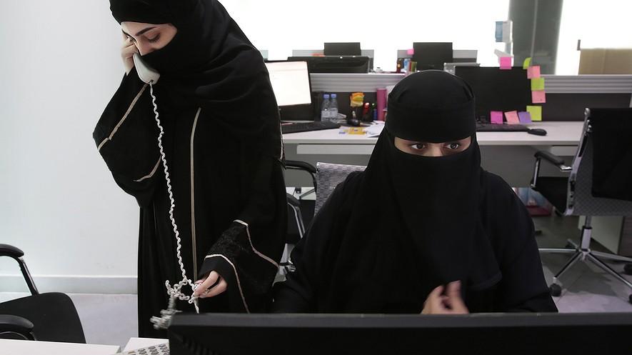 Slowly, more Saudi women find their way into the workplace By Los Angeles Times, adapted by Newsela staff on 09.29.