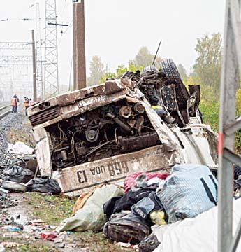 (AFP) The wreckage of a passenger bus is seen near railway tracks after it was hit by a train at a level crossing near the town of Pokrov, some 110 kms (70 miles) east of the Russian capital.