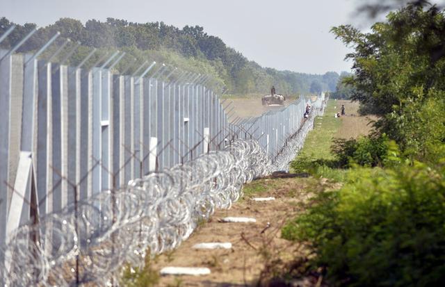 Also now: Closure of the Balkan route Hundreds of kilometres of fences More restrictive asylum policies even in traditionally