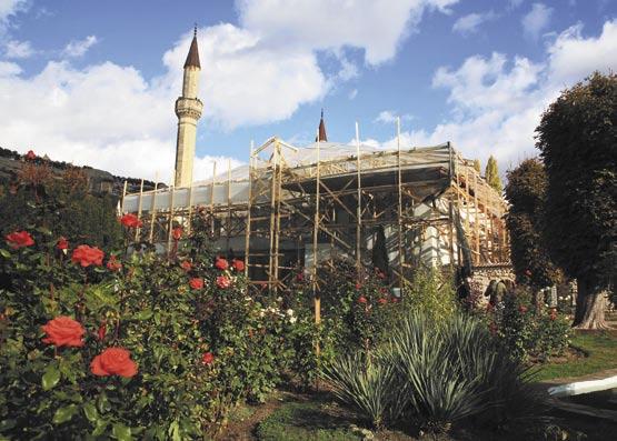 October 2017: ancient Khan s Palace, the only remaining example of the Crimean Tatar palace architecture, is being destroyed in Bakhchysarai.