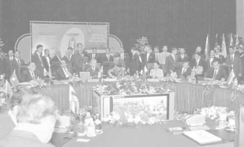Prime Minister General Soe Win poses for photo together with heads of State/Governmment of ASEAN countries and China.