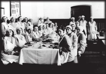 Naiskodukaitse Pidude korraldamine eeldas ka suupistete eest hoolitsemist. Toiduvalmistamiskursus Naiskodukaitse Sakala ringkonnas Viljandis 1934. aastal.