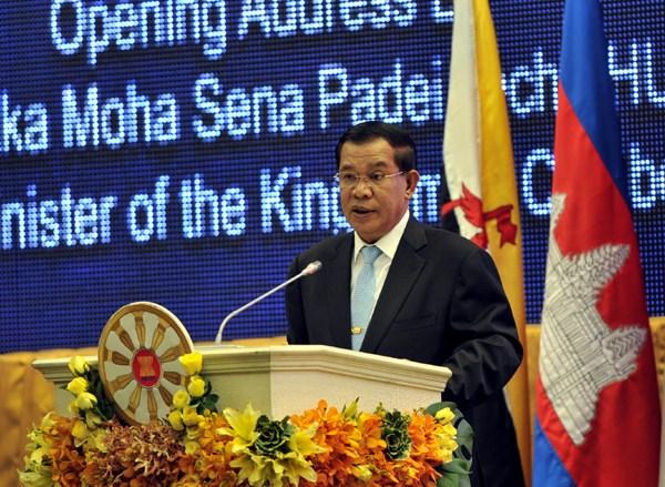 P A G E 2 The 45th ASEAN Foreign Ministers Meeting Kicks Off AKP Phnom Penh, July 09, 2012 The 45th ASEAN Foreign Ministers Meeting (AMM) was officially opened on July 09, 2012 at the Peace Palace