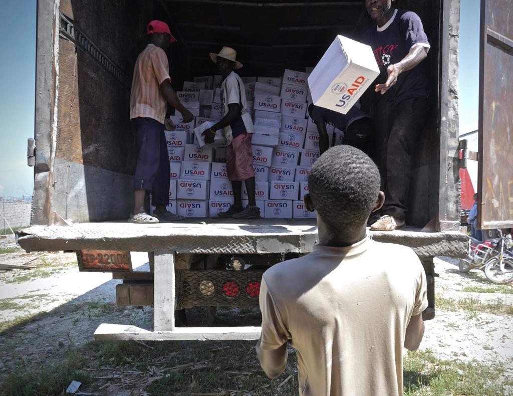 To support safe repair and reconstruction, IOM Haiti has been providing 1,000 affected households in the commune of Dame Marie with shelter repair kits, conditional cash grants and training for