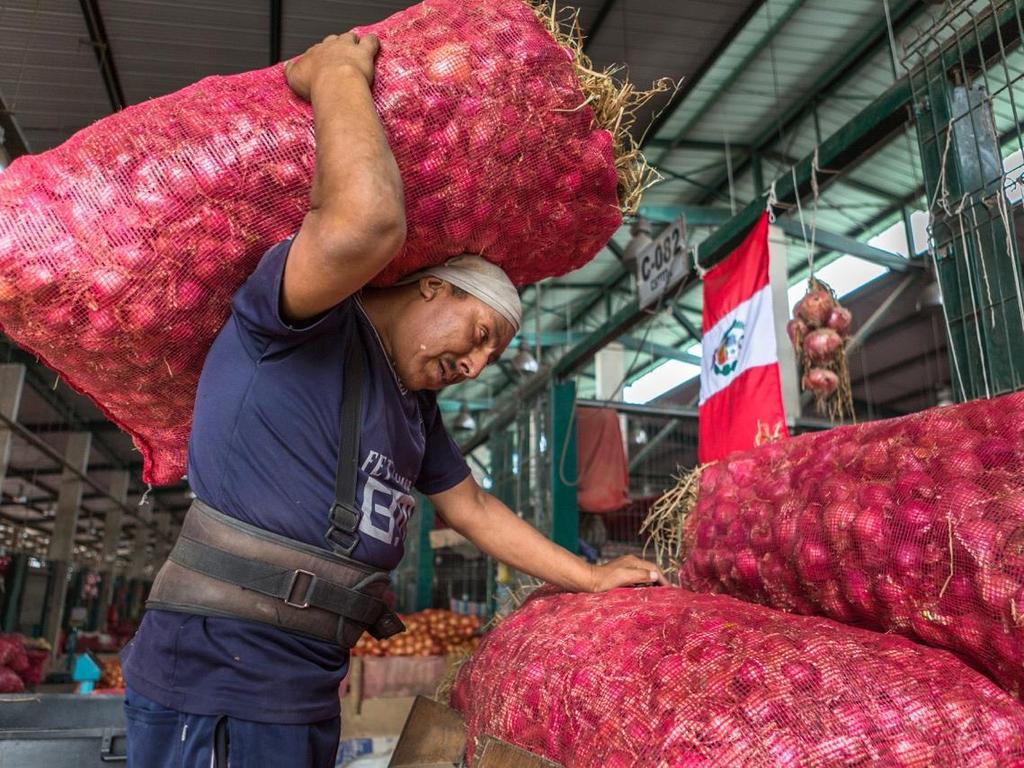 Juan Arredondo/Getty Images Reportage Health risk: headload porters in Lima, Peru The men carry huge weights on neck and shoulders,