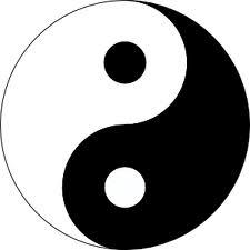 Joonis 5. Yin ja yang Yin esindab varju, feminiinset poolt ja kuud. Yang esindab valgust, maa meesalget ja päikest. Yin`i jõud on passiivne ning yang`i oma agressiivne.