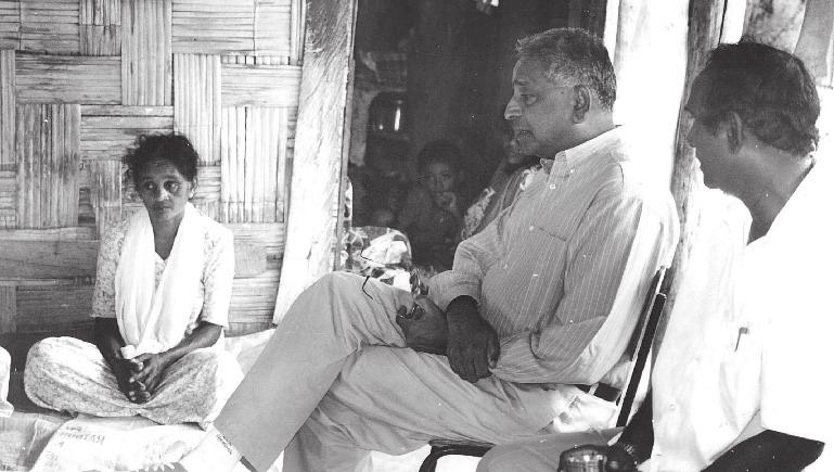 THE DÉNOUEMENT Listening on the campaign trail, 1999. Courtesy of Fiji Times rough character.