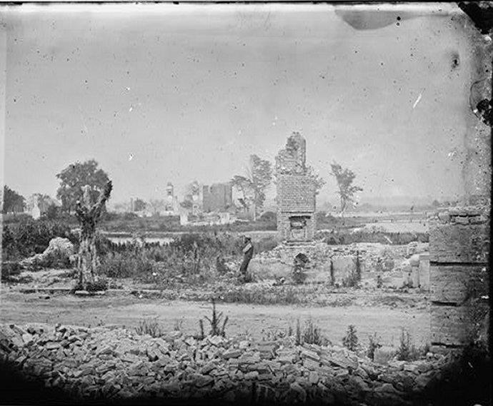Virginia in 1865: Homes in Hampton Image 4 Describe the damage in the photo.