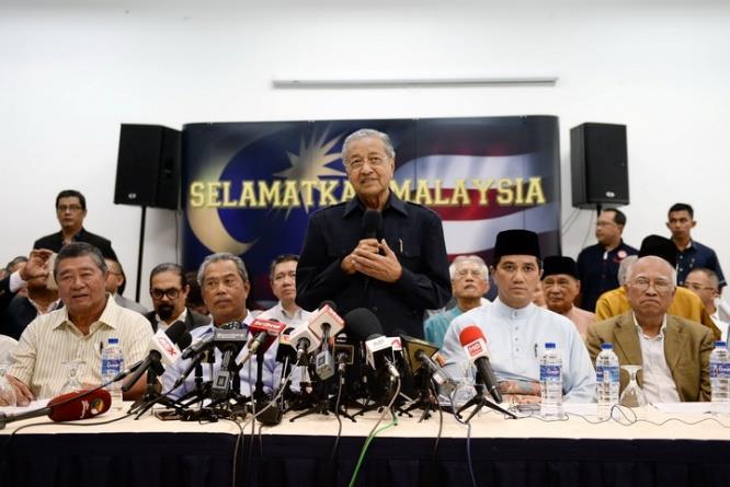 the position of the prime minister as long as 22 years. Having won the 5 general election in the role [5], it made Dr. Mahathir Mohammad secure him his position.