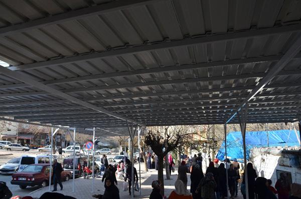 New roofs were installed in front of the kitchens to give people protection from rain or sun. Installed roofs outside of a food kitchen in Gaziantep.