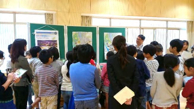 Scenes from presentations and visit of VRs, Visit to an elementary school in Hiroshima Prefecture to