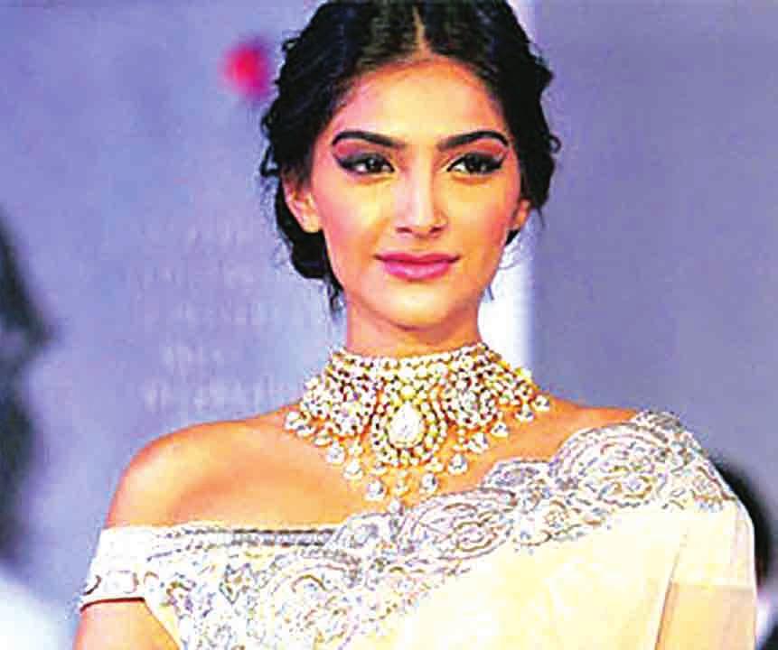 Matching with her beige and yellow gown with a corset, Sonam wore minimal accessories and sported a messy bun. She round off her look with dramatic eyes.