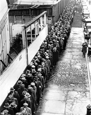 Unemployment By 1933, there were 30 million unemployed industrial workers in the US Affected men and women Shantytowns grew in