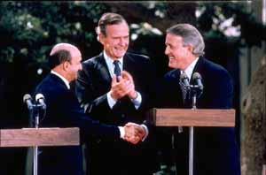 Bush and Carlos Salinas de Gortari announce that they will begin discussions aimed at liberalizing trade between the U.S. and Mexico. Start of trade negotiations between Canada, the US and Mexico.
