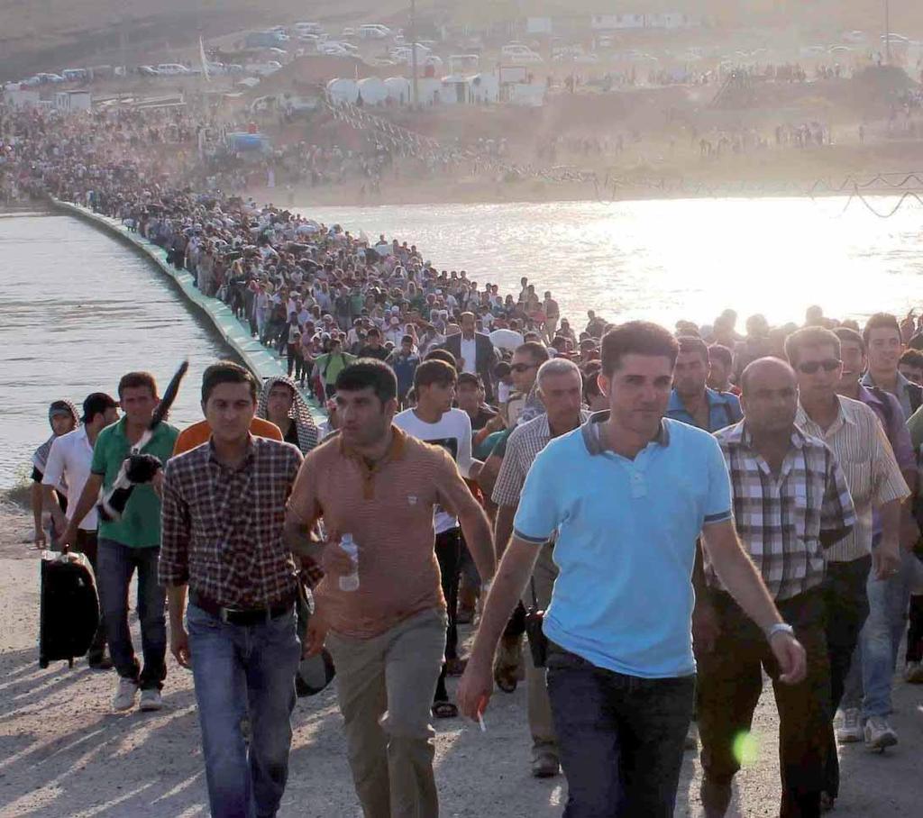 Hundreds of Syrian refugees cross into Iraq at the