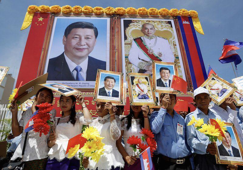 (Pring Samrang/Reuters) Prime Minister Hun Sen, left, and Chinese President Xi