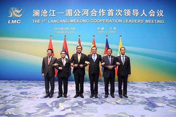 cn Chinese Premier Li Keqiang (third from right) poses with Thai Prime Minister Prayut Chanocha (third from left), Cambodian Prime Minister Hun Sen