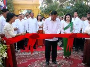 P A G E 2 PM Hun Sen and His Spouse Donate US$310,000 to Build Buddhist University Cambodian Prime Minister Samdech Akka Moha Sena Padei Techo Hun Sen and his wife Lok Chumteav Bun Rany Hun Sen.