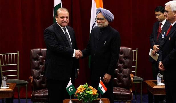 4 von 5 28.10.2013 11:11 Pakistan's Prime Minister Nawaz Sharif shakes hands with India's Prime Minister Manmohan Singh during the United Nations General Assembly.