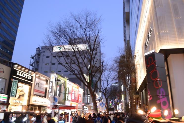 With the favorable location and the transportation factors Myeong-dong and Sinchon are the famous primary shopping districts in Seoul.