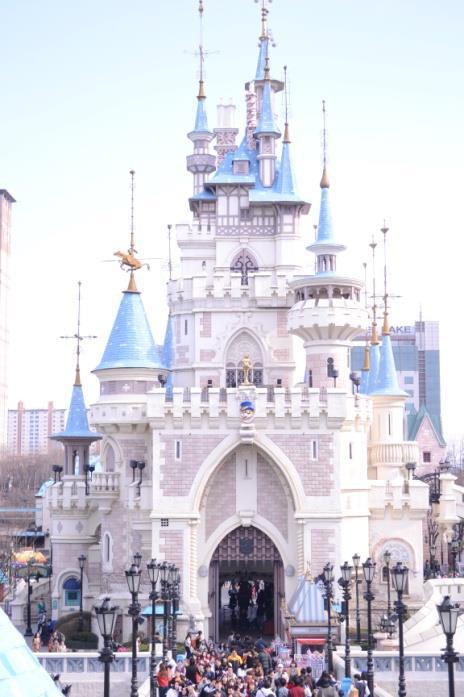 Lotte World Spot Description: Lotte World was founded on July12,1989. It consists of 2 major parts which are the indoor theme park and outdoor amusement park called Magic island.