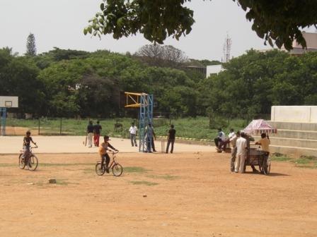 residents and BDA deployed different notions of public interest in making claims to the civic amenity site. Picture 6.3. Vending on PO Ground Picture 6.4: Multiple teams playing cricket 6.3.2.