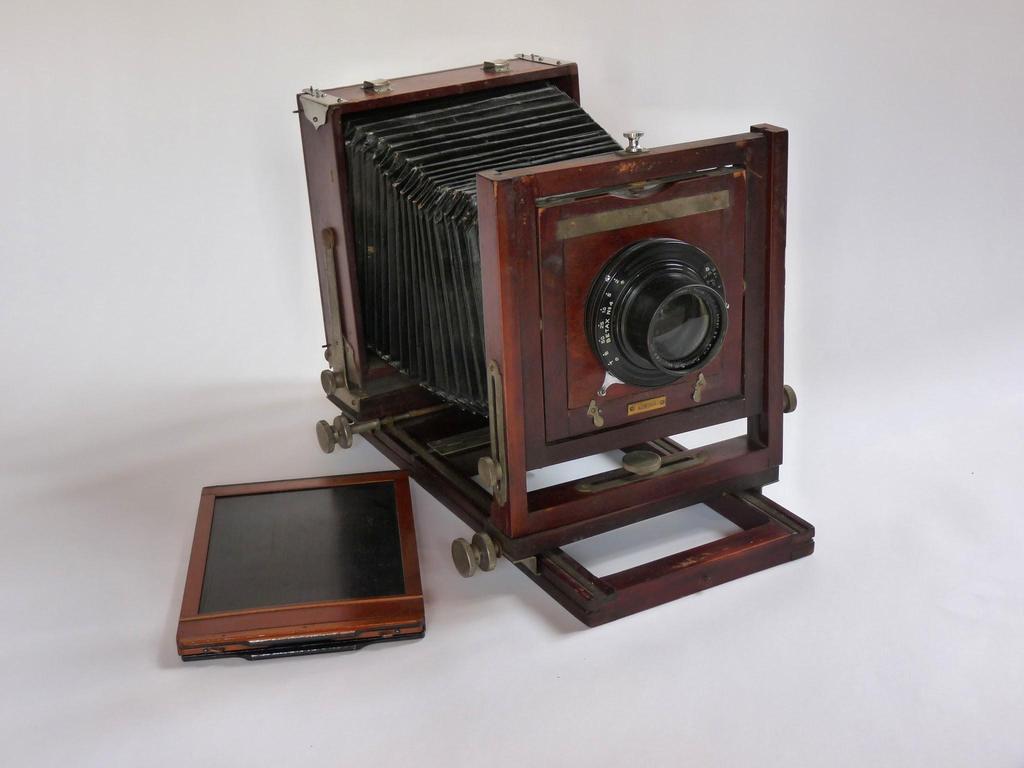 Photography Explosion Pre-1880s, photography requires heavy equipment, time George Eastman develops light-weight equipment,