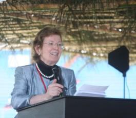 H.E. Mary Robinson, Former President of Ireland and President of Realizing Rights moderating a panel on women's leadership The children of Liberia welcome Her Excellency Pr Ellen- Johnson Sirleaf of