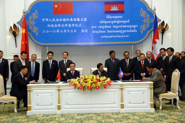 P A G E 2 On the occasion, the Cambodian premier asked the Chinese side to continue its assistance to Cambodia by providing loans and to increase the import of PM Receives CPC Senior Leader Phnom