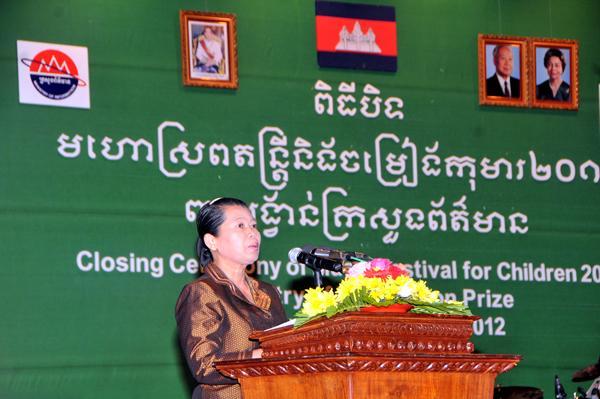 P A G E 6 Cambodia s Permanent Deputy Prime Minister Lok Chumteav Men Sam An, Minister of National Assembly-Senate Relations and Inspection addresses her remarks while presiding over the closing