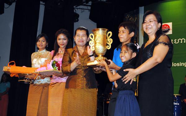 On the occasion, Lok Chumteav Men Sam An awards the first prize to children from the Royal School of Fine Arts who won the song and music contest.