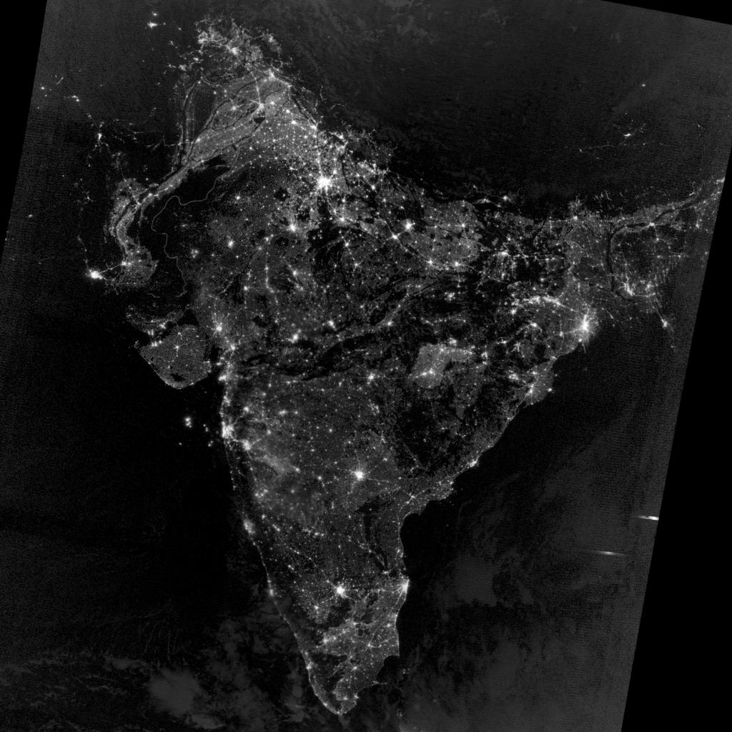 Economic outcomes data: growth rate of luminosity score Nighttime lights Satellite images recorded by NGDC at a 30 arc-second grid resolution between 1992 and 2012 Figure 2: Lights in 2012 Economic