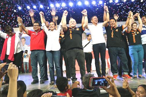 Presidential candidate Sen. Grace Poe, her running mate Sen. Francis Chiz Escudero, and their senatorial line-up join local candidates during a campaign rally on April 5.