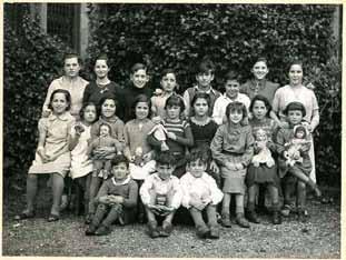 REFUGEES FROM SPAIN Escaping the War Many Spaniards fled the country. In addition to political exiles, thousands of children were evacuated.