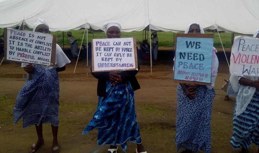 Photo 10: Women from the Peace Hut call for peaceful elections.