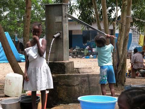 Repatriation & Reintegration of Liberian Refugees IDP children pump water in Brumskine Centre, Buchanan, which rebels looted the following day (Photo: UNHCR) Co-ordination A broad-based group of