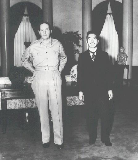 General Douglas MacArthur The picture taken in MacArthur s headquarter, not in the palace, is one of the most political photographs in Japanese or world history, conveying the